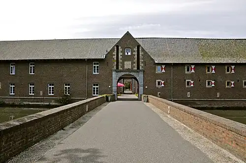 Форбург замка с северной стороны комплекса