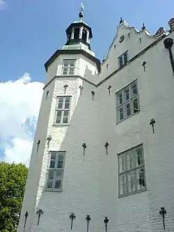 Одна из боковых башен