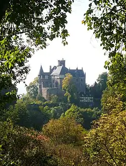 Вид замка со стороны парка