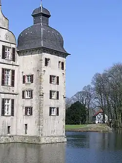 Одна из угловых башен