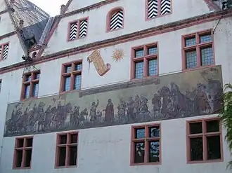 Внутренний двор замка с настенной росписью