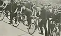 1906 год велоспортсмены в шлемах, возможно это и есть первое применение велошлема в спорте