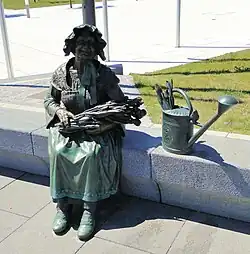 Вид на памятник под другим углом.