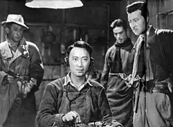 Сунь Даолинь (в центре) в фильме "Передатчик продолжает работать"