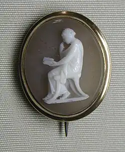 Сидящая женская фигура. Между 1775 и 1780. Сардоникс, золотая оправа. Метрополитен-музей, Нью-Йорк