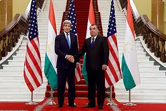 Государственный секретарь США Джон Керри и президент Таджикистана Эмомали Рахмон во Дворце Нации, 2015 год