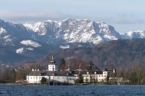 Вид замка на фоне гор