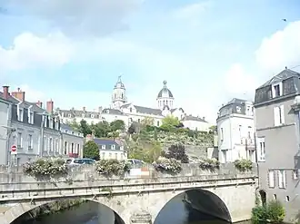 Вид на мост через реку Удон и церковь Ла-Мадлен