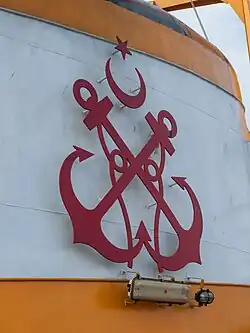 Логотип компании на трубе одного из паромов