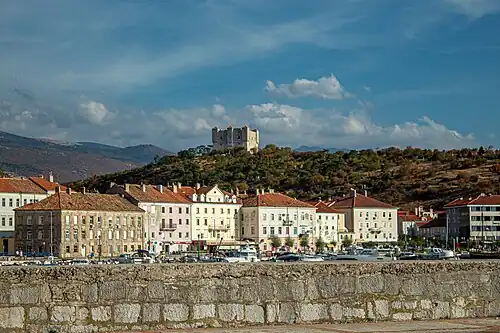 Вид крепости со стороны города Сень