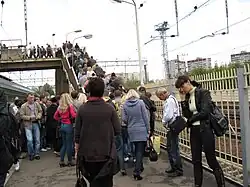 Пешеходный мост на платформе в сторону центра