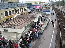 Вид на платформу с пешеходного моста