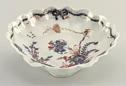 Салатница в форме раковины, расписанная в китайском стиле. Ок. 1750. Смитсоновский музей дизайна Купер Хьюитт, Нью-Йорк