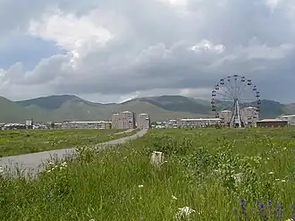 Вид на город на фоне горных хребтов