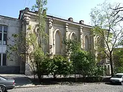 Боковой фасад сохранил почти первоначальный вид (заложенные камнем арки раньше были окнами)