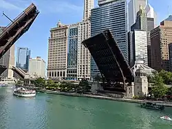 Разведённый мост по Уобаш-авеню на фоне Семнадцатой сайентистской церкви Христа в августе 2020 года.