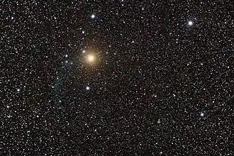 Sh2-308 видна как слабая голубая туманность, простирающаяся левее яркой оранжевой звезды Омикрон Большого Пса (север внизу)