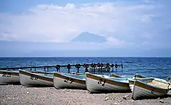 Лодки на берегу озера