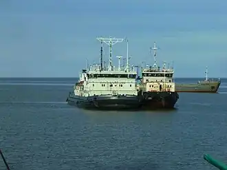 Ледокол «Капитан Бородкин» (слева) и буксир «Алексей Кулаковский» (справа) на Лене