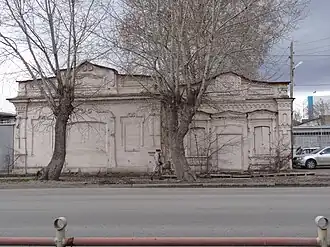 Лавка Косякова (слева) и лавка Молчановых