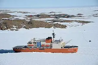 Ледокол в заливе около станции «Сёва»