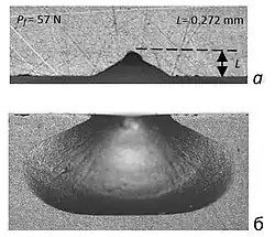 Рис. 2. Шрам скола, образовавшийся на кромке образца нитридной керамики: вид в направлении индентирования (а) и вид в направлении боковой поверхности образца (б) при нагрузке на индентор Pf = 57 Н и расстоянии разрушения L = 0, 272 мм