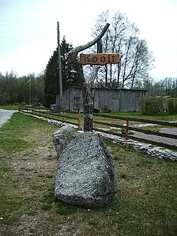 Указатель рядом с бывшей школой