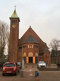 Центральный фасад церкви