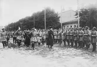 Павел Скоропадский на смотре Серожупанной дивизии в сопровождении офицеров немецких войск, 1918 год