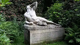 Скульптура «Умирающий воин» («Отчаяние») Рихарда Энгельманна[нем.] в городском парке[нем.] в Гёрлице. Подарок князя Плесского городу в 1919 году, в память о личном секретаре своего отца Адольфе Бертельманне.