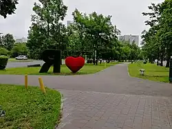 Вид на надпись «Я люблю Бибирево» в сквере на улице Лескова