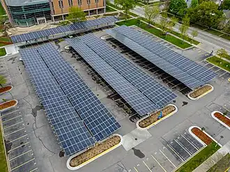 Навес с солнечными батареями на автомобильной парковке. Университет Winona State.