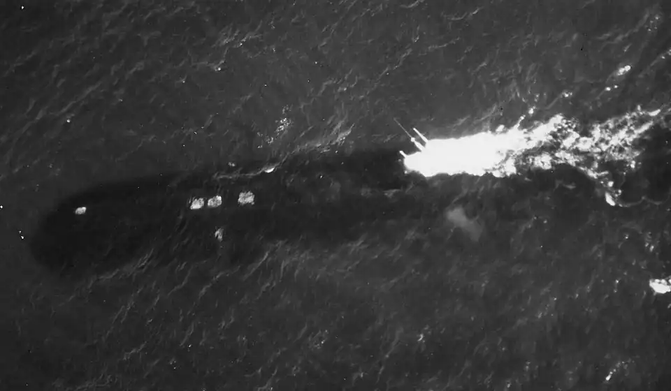 Советская подводная лодка движется на перископной глубине, снимок с американского самолёта, 1986 год.