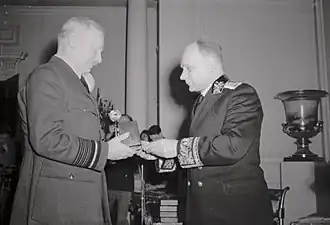 Сэр Артур Т. Харрис получает из рук советского посла Гусева Орден Суворова