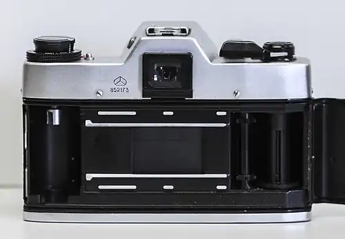 Задняя крышка открыта