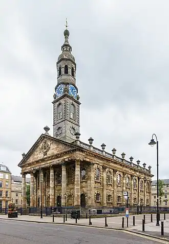 Бывшая церковь Сент-Эндрюс на площади.