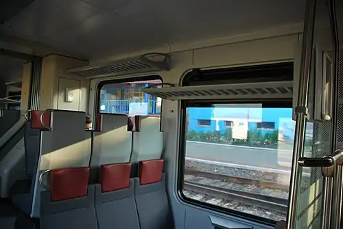 Пассажирские кресла и окно