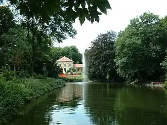 Водоём и здание ресторана