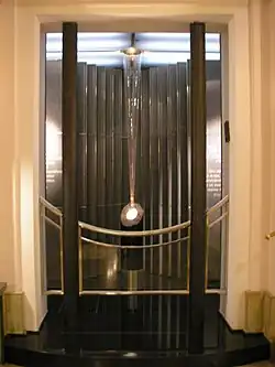 Памятник жертвам Холокоста на входе в синагогу, установленный в 2002 году