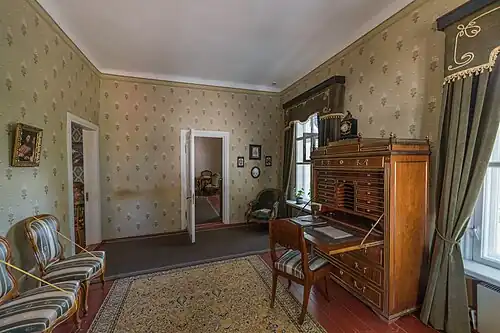 Рабочий кабинет Достоевского с секретером