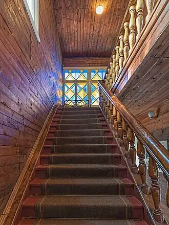 Лестница и витражное окно