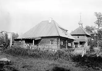 Старая Сосновая пустынь при подъезде от монастыря, с деревянной часовней Корсунской Божией Матери.(Фото Я. Лейцингера. 1890-е годы)