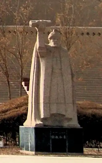 Статуя Эмин Ходжи рядом с его минаретом в Турфане