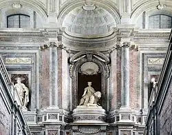 Верхняя площадка лестницы. Статуя Славы