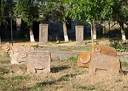 Надгробия, в виде баранов.