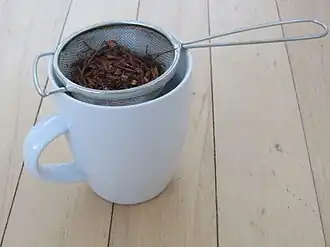 Использование чайного ситечка не для фильтрации чая, а для заваривания чая в кружке