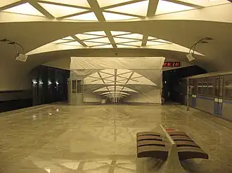 Фальшстена, находившаяся перед выходом в западный вестибюль