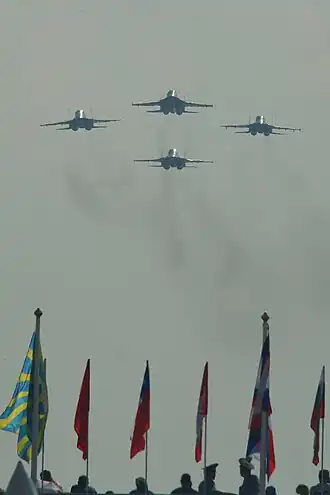 Выступление экипажей Су-34 на авиашоу в честь 100-летия Военно-воздушных сил России в Жуковском,12 августа 2012 года