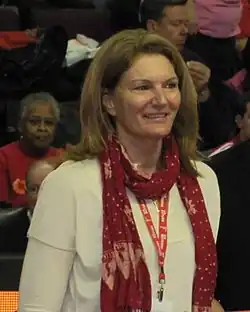 Сью Уикс во время встречи между командами «Ратгерс Скарлет Найтс» и «Коннектикут Хаскис» (16 февраля 2013 года)