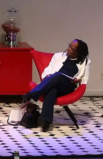 Суэли Карнейру, сидящая в красном кресле, на фестивале Latinidades, 2016